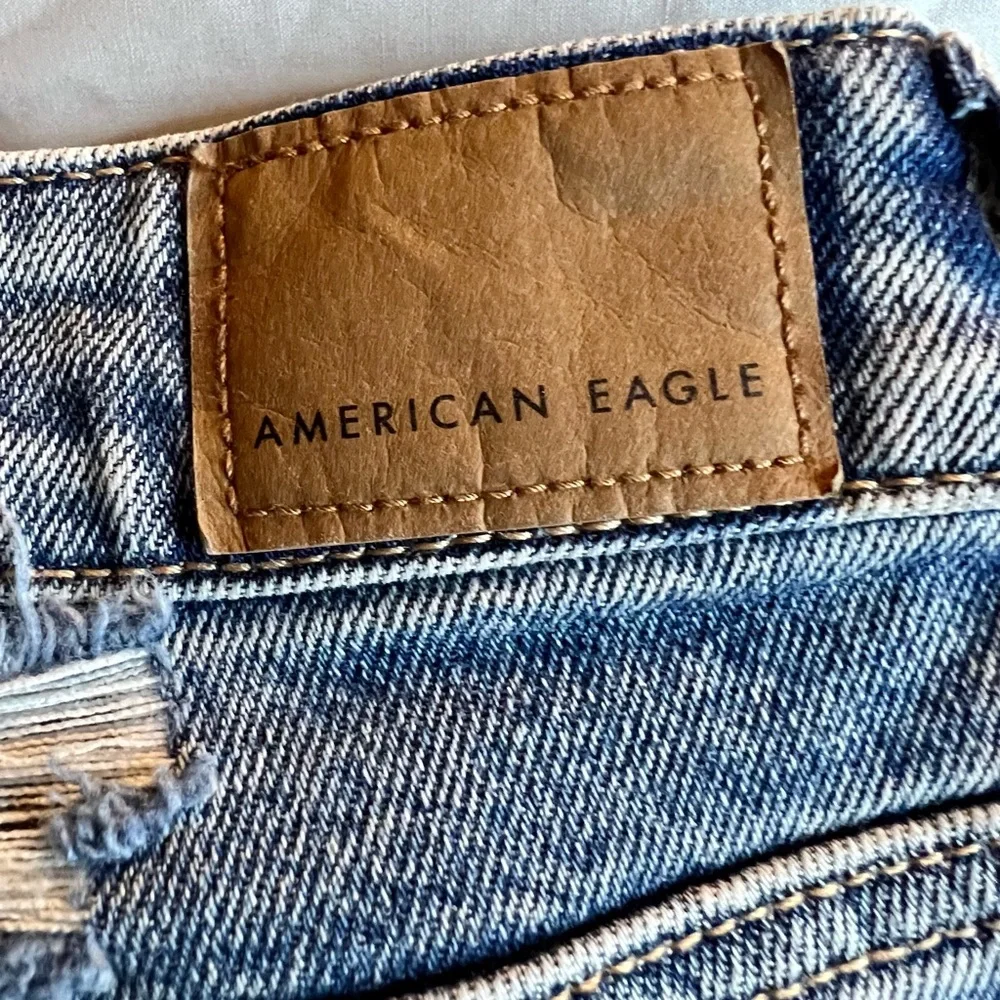 NWT American Eagle distressed Denim shorts. Women’s size 6. - Picture 4 of 5